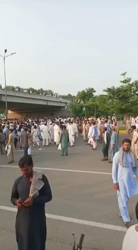 #Islamabad: From Faizabad on Expressway near I8 protest has started and road is closed on both sides. Its redirected towards I8 Residencial sector.