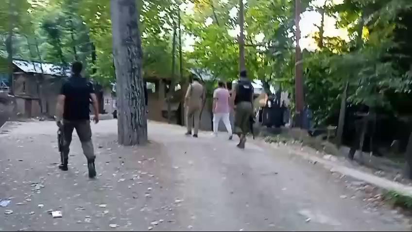 Eak badi khabar QuizGund se
Nassu Badragund Qazigund mein Munushiyat Farosh ki Jayedad qurq
nussu badragund qazigund #Kulgam
Kulgam police ki badi karvayi....is saal 7 Munushiyat faroshoo ki Jaydad qurq...