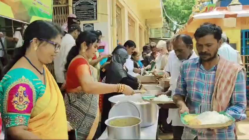 గురజాల శ్రీ పాత పాటమ్మ అమ్మవారి దేవాలయంలో స్మైల్ ఫౌండేషన్ వారి ఆధ్వర్యంలో ప్రతి మంగళవారం అన్నదాన కార్యక్రమం నిర్వహించబడుతుంది ఈ మంగళవారం సుందరగిరి అబ్దుల్ సత్తార్ మాజీ వార్డు మెంబర్ గారి10 వ వర్ధంతిని పురస్కరించుకొని వారి కుటుంబ సభ్యులు అన్నదాన కార్యక్రమాన్ని నిర్వహించారు