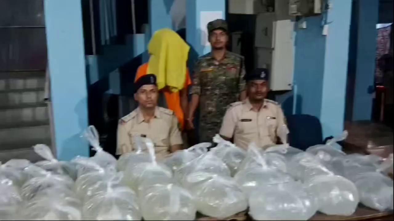 खैरा मनोरथ रोड़ से 125 लीटर महुआ शराब के साथ दो बाइक को किया गया जब्त, एक कारोबारी गिरफ्तार।