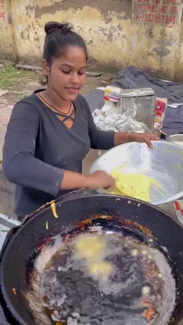 Ankita Didi Selling Dal Kachari in Patna