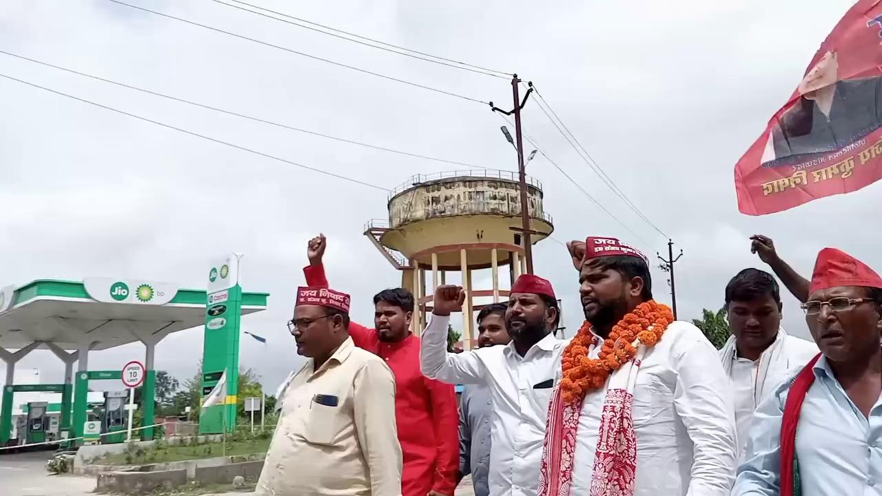 निषाद पार्टी के प्रदेश अध्यक्ष व्यास मुनि जी का निघासन मे आगमन हुआ है जय निषाद राज