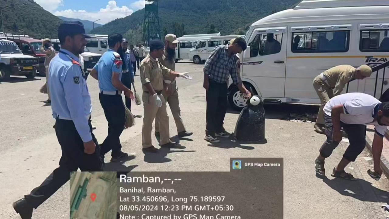 #SwachhBharat #Banihal #traffic #Police
J&K Traffic Police conducts cleanliness drive as part of Swachhata Pakhwada at Railway Taxi Stand Banihal.