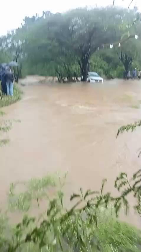 राजसमंद जिले में भारी बारिश, कार बही, 4 लोगों को पुलिस ने बचाया
#rainalert #rain #jaivardhannews #rajsamand Rajsamand Police Rajasthan Patrika Diya Kumari Live Rajsamand
प्रदेश के साथ राजसमंद जिले में झमाझम बारिश चल रही है और देवगढ़ व भीम तहसील क्षेत्र में भारी बारिश के चलते ज्यादातर नदी, नाले उफान पर हैं। शुक्रवार दोपहर कामलीघाट वीरमगुड़ा पुल पानी का बहाव काफी ज्यादा होने के बावजूद पुल पार करने के लिए कार को उतार दिया, जिससे पानी के तेज बहाव के चलते कार पानी में बह गई, उसमें एक ही परिवार के 4 लोग सवार थे। हालांकि चारों को बचा लिया, जबकि कार पानी में बह गई।