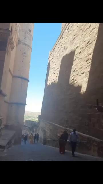 The entrance of the beautiful Rani Mahal , Jodhpur.
In the background there are some shehenai playing by the background as you here .
In this clips you can see the people taking video o the musicians too ..
Will try to show the glimpse of the musicians in my next vlog reels I captured while on my tour ...
⚘️⚘️
I must say you should explore Rajasthan if you did not ..Believe me you will have a calmness in mind ..
Rajasthan is filled with history and culture.