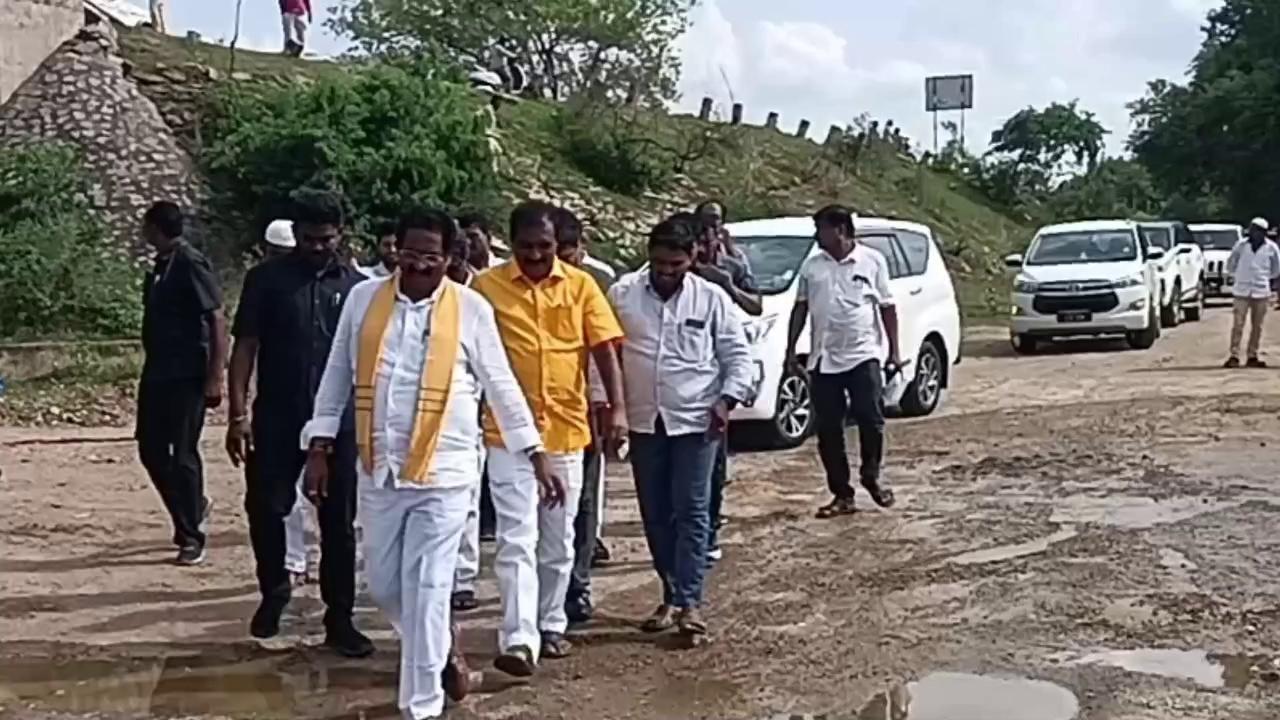 గుండ్లకమ్మ వాగు చెక్ డ్యాం లతో బహుళ ప్రయోజనాలు కలుగుతాయని మంత్రి నిమ్మల రామానాయుడు అన్నారు. బుధవారం పల్నాడు జిల్లా వినుకొండ నియోజకవర్గంలో గుండ్లకమ్మ వాగు చెక్ డ్యాం ను ఎమ్మెల్యే జి.వీ ఆంజనేయులు, జలవనరుల శాఖ సలహాదారులు వెంకటేశ్వరరావులతో కలిసి మంత్రి పరిశీలించారు. ఆయన మాట్లాడుతూ 2015లో నిర్మించిన గుండ్లకమ్మ వాగు చెక్ డ్యాం ద్వారా చాలా ప్రయోజనాలు ఉన్నాయన్నారు. ముఖ్య టిడిపి నాయకులు పాల్గొన్నారు