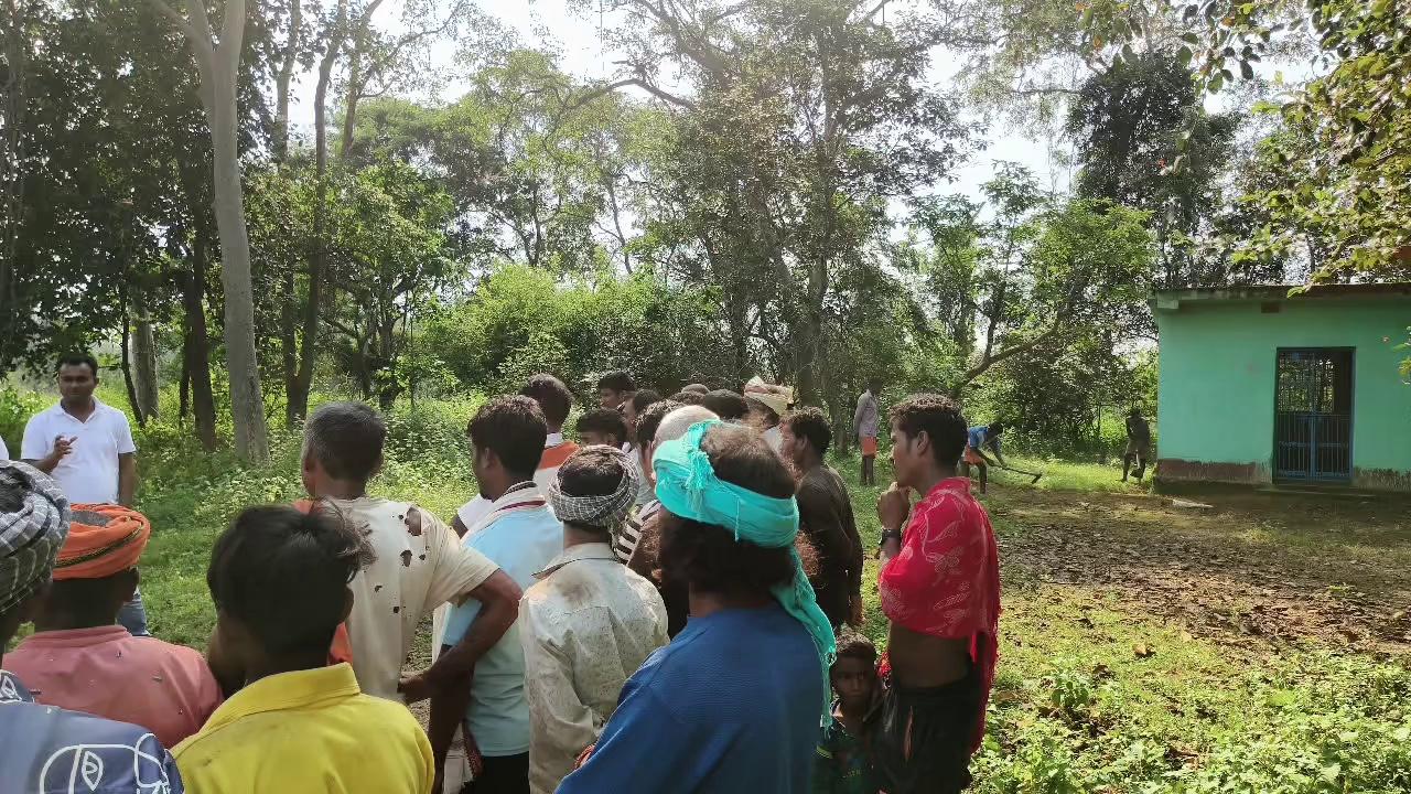 सिमरिया विधानसभा के लावालौंग प्रखंड के लमटा पंचायत में टाइगर जयराम दा के विचारों को ग्रामीणों के बीच रखते हुए, भावी विधायक प्रत्याशी जित्तेन्द्र राम ।
JBKSS/JLKM