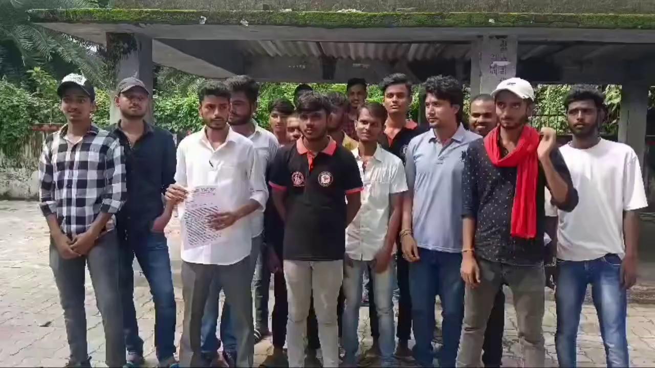 सनातन सेवा दल के तत्वाधान में बांग्लादेश में आरक्षण के नाम पर हिंदू समाज पर अत्याचार के विरुद्ध राष्ट्रपति के नाम जिलाधिकारी को ज्ञापन सोपा गया