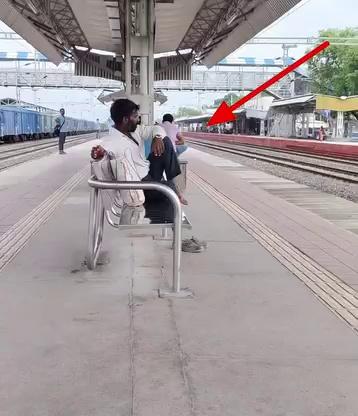 The magician sitting on the railway showed his soul | शुजालपुर के जादूगर का वायरल वीडियो |