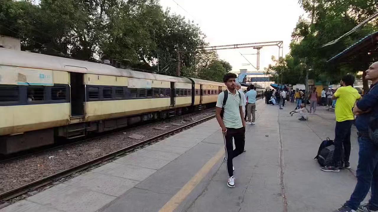 Dangerous High Speed Ayodhya Express Skip Delhi Shahdara Junction