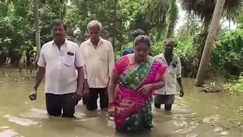 అంబేద్కర్ కోనసీమ జిల్లాలోని వరద ముంపు గ్రామాల్లో సాఫీగా జరుగుతున్న పెన్షన్ల పంపిణీ. వరద నీటిలోనే లబ్ధిదారుల ఇళ్లకు వెళ్ళి పెన్షన్లు పంపిణీ చేసిన అధికారులు.