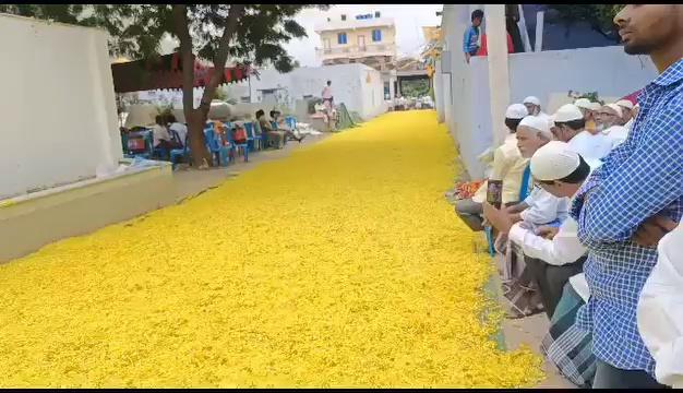 పులివెందుల గడ్డపై కృష్ణా జలాలను పారించిన చంద్రన్న ను పూలపై నడిపించిన పులివెందుల ప్రజలు...