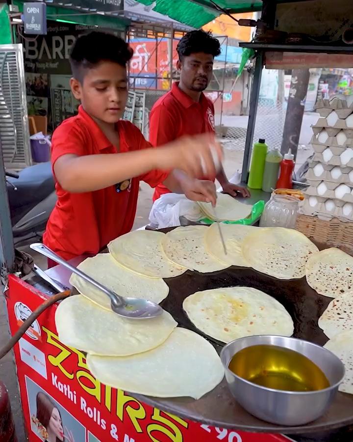 Noida Most Viral Little Boy Selling Double Eggs Chicken Rolls Rs. 50/- Only
Bache ko Support Karo