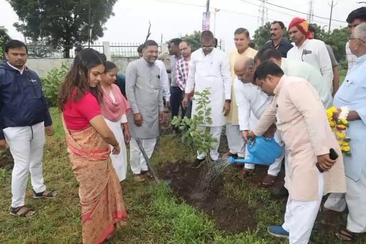 एक पौधा मां के नाम वसुंधरा का श्रृंगार परम आदरणीय माननीय राजस्व मंत्री करण सिंह जी वर्मा मध्य प्रदेश शासन एवं शाजापुर जिले के जिला कलेक्टर महोदय