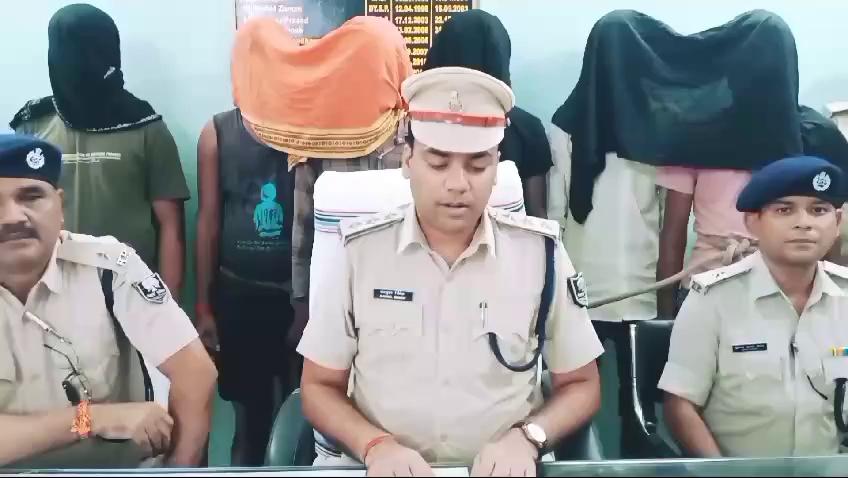 सड़क लूट और गोली मारने के मामलें में पीरो पुलिस को मिली बड़ी कामयाबी
सड़क लूट और विरोध करने पर बाईक सवार डाटा इंट्री आॅपरेटर को गोली मारकर जख्मी करने के मामलें में पुलिस ने हथियार के साथ एक को गिरफ्तार कर लिया । एसडीपीओ राहुल सिंह ने इस आशय की जानकारी अनुमंडलीय प्रशासनिक भवन पीरो में आयोजित एक प्रेस कांफ्रेंस में दी। बताया कि लूट की घटना को अंजाम देने वाले पीरो थाना क्षेत्र के हरी टोला निवासी संतोष कुमार के पुत्र रितेश कुमार को गिरफ्तार किया गया है। रितेश कुमार के पास से एक देशी कट्टा और दो कारतूस भी बरामद किया गया है। धनगाई थाना क्षेत्र के अवरैया टोला के पास लूटी गयी बाईक भी बरामद कर ली गयी है। लूटी गयी बाईक हिरो होंडा साईन सुंदर टोला निवासी धनजी सिंह की है। घटना के संबंध में बताया जाता है कि चरपोखरी थाना क्षेत्र के कोयल निवासी शशिकांत कुमार कुशवाहा उर्फ बिट्टु कुमार बाईक पर सवार होकर जगदीशपुर से अपने गांव कोयल आ रहा था इस बीच पीरो थाना क्षेत्र के धोबीघटवा मोड़ के पास बिहियां - बिहटा स्टेट हाईवे पर पिस्टल दिखाकर रोकने का प्रयास किया गया। नहीं रूकने की स्थिति में शशिकांत कुशवाहा को गोली मार दी। गोली से जख्मी शशिकांत कुशवाहा का ईलाज आरा के अस्पताल में चल रहा है इस बीच पीरो थानाध्यक्ष सह इंस्पेक्टर सुबोध कुमार के नेतृत्व में टीम का गठन किया गया। टीम में नेहा कुमारी, मुकेश राय को शामिल किया गया है और साढ़े पांच बजे बराॅव मोड़ के पास से घटना को अंजाम देने के पहले रितेश कुमार को गिरफ्तार कर लिया गया।