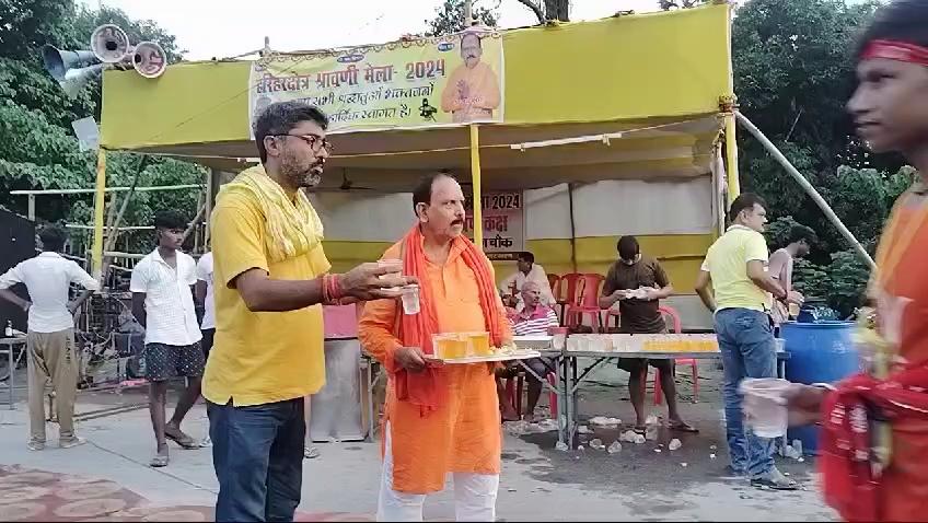 सोनपुर नगर अध्यक्ष अजय साह के द्वारा सेवा शिविर लगा कर किया गया कावड़ियों का सेवा ।।