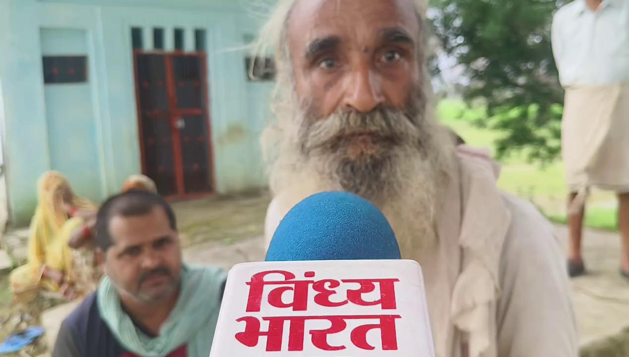 जनपद सिहावल क्षेत्र के अंतर्गत ग्राम पंचायत में एक स्थानीय महात्मा ने बताया ग्राम पंचायत कोरौली में कैसे हुई तालाब में डूबने से मौत ग्राम पंचायत सचिव और सरपंच की मनमानी से है मौत का जिम्मेदार प्रशासन दे जवाब छापने वाले ने क्या छाप दिया है हद हो गई चाटुकारिता ग्रामीण गला फाड़ फाड़ के बोल रहे हैं गला फाड़ फाड़ के बोल रहे हैं कि अवैध उत्खनन की वजह से ज्यादा जेसीबी मशीनों के द्वारा खानी गई जिससे मौत हो गई है उस कारण को दर्शाया ही नहीं है शिवराम साकेत के मौत का जिम्मेदार कौन