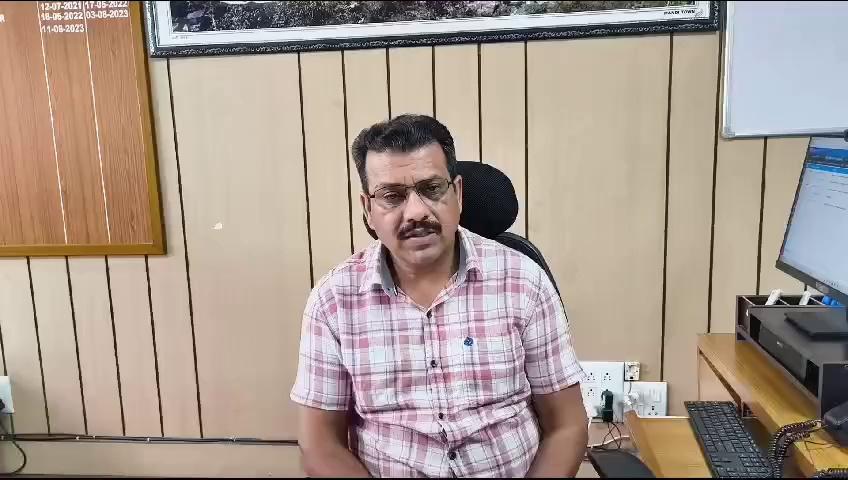 राजवन (तेरंग) में एनडीआरएफ, एसडीआरएफ, पुलिस और होमगार्ड की टीमों द्वारा चलाया जा रहा है खोज और बचाव अभियान - डॉ मदन कुमार
बादल फटने से तेरंग में दो लोगों की मृत्यु, 8 लोग लापता और एक गंभीर रूप से घायल
उपायुक्त अपूर्व देवगन मौके पर मौजूद रहकर कर रहे हैं खोज और बचाव कार्यों की अगुवाई
मंडी 1 अगस्त। एडीएम मंडी डॉ मदन कुमार ने बताया कि मंडी जिला के तेरंग में एनडीआरएफ, एसडीआरएफ, पुलिस और होमगार्ड की संयुक्त टीमों द्वारा खोज और बचाव अभियान चलाया हुआ है। मौके पर उपायुक्त मंडी अपूर्व देवगन मौजूद हैं। उनकी देखरेख में खोज और बचाव का कार्य किया जा रहा है। उन्होंने बताया कि तेरंग में बुधवार को मध्य रात्रि बादल फटने से दो लोगों की मृत्यु हो गई है, 8 लोग लापता हैं और एक गंभीर रूप से घायल है। आपदा की सूचना मिलते ही रेस्क्यू टीमों को मौके पर बचाव के लिए रवाना कर दिया था। डॉक्टरों का दल भी वहां पहुंच गया है। गंभीर रूप से घायल व्यक्ति का इलाज जारी है। उन्हांने बताया कि प्रारम्भिक सूचना के अनुसार बादल फटने से तीन घर पानी में बह गए थे, जिससे इतना बड़ा हादसा हुआ।
उन्होंने बताया कि यह मंडी जिला का यह इलाका काफी दुर्गम है। यहां पहुंचना राहत टीमों के लिए बहुत ही मुश्किल था। वहां जाने वाला रोड पूरी तरह से क्षतिग्रस्त हो गया था। लोक निर्माण के अथक प्रयासों से सड़क को बहाल किया गया। जिससे रेस्क्यू टीमें मौके पर पहुंच पाईं और खोज और बचाव अभियान शुरू हो पाया।
व्यास नदी का जलस्तर बढ़ने पर लोगों को सुरक्षित स्थानों पर किया गया शिफ्ट
उन्होंने बताया कि मलाणा में बादल फटने से व्यास नदी का वाटर लेवल बहुत अधिक बढ़ गया है। इससे व्यास नदी के लो लाईंग एरिया में रहने वालों लोगों को सतर्क कर दिया गया है। हूटर के माध्यम से लोगों को सतर्क किया गया है। रघुनाथ का पधर और बाडी घूमाणु के 30 लोगों को सुरक्षित स्थान पर शिफ्ट किया गया है। इसके साथ ही लोअर भ्यूली में 15 लोगों को सुरक्षित स्थान पर भेजा गया है। उनके गुरुद्वारे में रहने की अस्थायी व्यवस्था की गई है।
पधर, बालीचौकी और करसोग के शिक्षण सस्थान रहे बंद
उन्होंने बताया कि भारी वर्षा के कारण किसी भी अप्रिय घटना को रोकने के लिए पधर, बालीचौकी और करसोग उपमण्डलों के सभी सरकारी, गैर सरकारी शिक्षण संस्थान, आंगनबाड़ी केन्द्र पहली अगस्त को बंद रखने के आदेश जारी किए गए है। इसके साथ ही सदर उपमण्डल के कुछ शिक्षण संस्थानों को बंद रखने के आदेश भी जारी किए हैं।
एनएच किरतपुर मनाली एकतरफा यातायाता के लिए बहाल
उन्होंने बताया कि किरतपुर मनाली नेशनल हाइवे बारिश के कारण मंडी से पंडोह के बीच कुछ देर के लिए बंद रहा था लेकिन अब इसे एक तरफा यातायात के लिए बहाल कर दिया गया है। मंडी से कुल्लू वाया कटौला रोड खुला है।
6 जिला मार्ग और और 128 ग्रामीण सड़कें बंद
उन्होंने बताया कि जिला में बुधवार को हुई भारी बारिश से 6 मुख्य सड़के जबकि 128 संपर्क सड़कें बंद हैं।इन्हें खोलने के प्रयास युद्धस्तर पर जारी हैं। मौसम ठीक रहा तो अधिकांश सड़कों को बहुत शीघ्र बहाल कर दिया जाएगा।
राहत कार्याें के लिए वायु सेना का हेलीकॉप्टर तैयार
उन्होंने बताया कि राहत कार्यों के लिए वायु सेना का हेलीकॉप्टर तैयार है। प्रशासन द्वारा बचाव कार्य के लिए वायुसेना को हेलीकॉप्टर तैयार रखने को कहा गया था। तेरंग में हुए हादसे में भी वायु सेना सहायता करने के लिए पूरी तरह से तैयार थी। परन्तु मौसम खराब होने के कारण हेलीकॉप्टर से राहत कार्यों के लिए सेवाएं नहीं ली जा सकीं है। राहत टीमों को पैदल ही मौके पर भेजा गया।