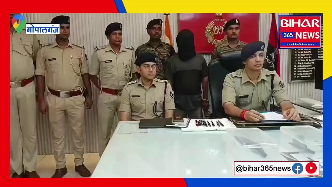 गोपालगंज पुलिस ने थावे के धतीवाना पंचायत के पूर्व मुखिया अजय सिंह के ऊपर फायरिंग मामले में लाइनर मनोज कुमार उर्फ गड़ासी को गिरफ्तार किया है।गिरफ्तार अपराधी के पास से एक पिस्टल, 2 देशी कट्टा, व 6 जिंदा कारतूस और एक बाइक भी बरामद किया है।यह थावे थाना के जगदीशपुर का रहने वाला है।