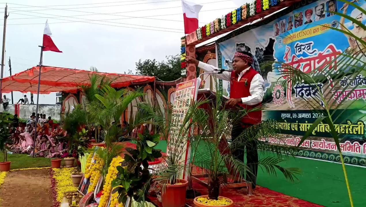 Alirajpur me छुट्टी को लेकर विशव आदिवासी दिवस पर आदिवासी समाज की काफी नाराजगी।