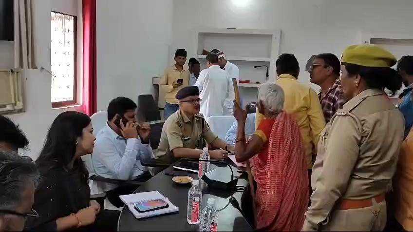 बस्ती -अपर पुलिस अधीक्षक बस्ती द्वारा तहसील सदर पर आयोजित सम्पूर्ण समाधान दिवस पर जनसुनवाई की गयी।
अपर पुलिस अधीक्षक बस्ती ओमप्रकाश सिंह द्वारा आज दिनांक- 05.10.2024 को तहसील दिवस के अवसर पर तहसील सदर में आयोजित सम्पूर्ण समाधान/ तहसील दिवस पर फरियादियों की समस्याओं को सुनकर राजस्व व पुलिस विभाग के अधिकारी/कर्मचारीगण की टीम बनाकर मौके पर जाकर शिकायतों को निष्पक्ष/ त्वरित/ गुणवत्तापूर्ण ढंग से गंभीरता से लेकर शत-प्रतिशत निस्तारण करने हेतु निर्देशित किया गया। अपर पुलिस अधीक्षक बस्ती द्वारा संपूर्ण समाधान दिवस में प्राप्त शिकायती प्रार्थना पत्रों का समयबद्धता/ गुणवत्ता के साथ निस्तारण जल्द से जल्द करने हेतु उपस्थित समस्त पुलिस अधिकारीगण को निर्देशित किया गया ।