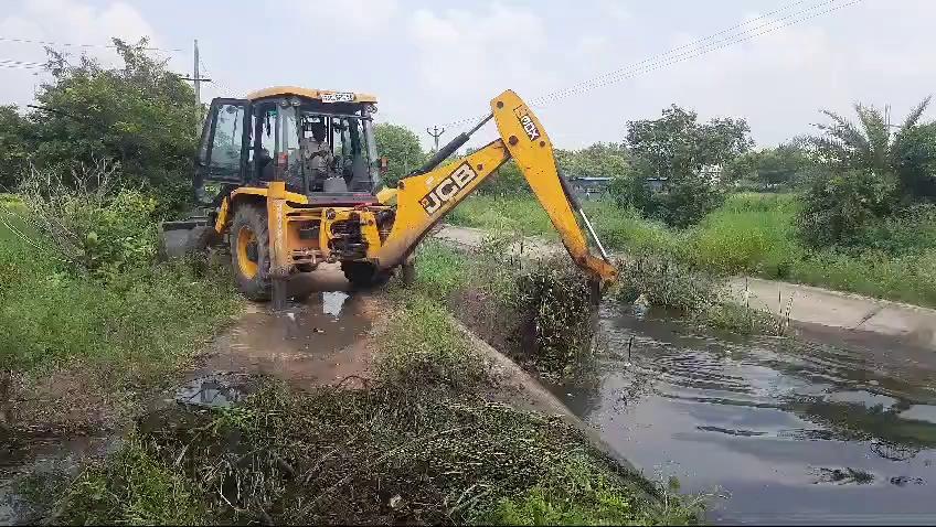 #అన్నదాతలసాగునీటికష్టాలసమస్యనుపరిష్కరించడానికిముందుకువచ్చినకేంద్రమంత్రివర్యులు Bandi Sanjay Kumar అన్న గారు..
కరీంనగర్ రూరల్ మండలంలోని ఎస్సారెస్పీ డి -94 కాలువ ఆయకట్టు రైతులకు సాగునీరు అందక ఇబ్బంది పడుతున్న విషయాన్ని స్థానిక రైతులు మంగళవారం రోజున కేంద్రమంత్రి బండి సంజయ్ కుమార్ అన్నను కలిసి సమస్యను దృష్టికి తీసుకువెళ్లగా వెంటనే ఆయన స్పందించారు. డి -94 కాలువకు సంబంధించిన పూర్తి వివరాలను బండి సంజయ్ అన్న తెలుసుకొని, ఆయకట్టు రైతులకు నీటిని అందించడానికి అవసరమైన అన్ని చర్యలు తీసుకోవాలని బిజెపి శ్రేణులకు సూచించారు. అందులో భాగంగా కేంద్రమంత్రి బండి సంజయ్ అన్న సొంత ఖర్చులతో కాల్వలో పేరుకుపోయిన చెత్తాచెదారం, చెట్లను తొలగించే పనులను బిజెపి నేతలు కరీంనగర్ జిల్లా ప్రధాన కార్యదర్శి Srinivas Thallapally కరీంనగర్ రూరల్ మండల అధ్యక్షుడు సోదరుడు Madishetti Santhosh Kumar, తమ్ముడు ShivaRaj Padam , అనుముల మహేందర్ ప్రారంభించారు.
బిజెపి నేతలు తాళ్లపల్లి శ్రీనివాస్ గౌడ్, మాడిశెట్టి సంతోష్ , పాదం శివరాజులు మాట్లాడుతూ కొత్తపళ్లి మండలం మల్కాపూర్ నుంచి వచ్చే డి -94 కాలువ రేకుర్తి, సీతారాంపూర్, ఆరేపల్లి, తీగల గుట్టపల్లి మీదుగా , రూరల్ మండల పరిధిలోని 5వేల ఎకరాల పైచిలుకు ఆయకట్టుకు సాగునీరు అందిస్తుందన్నారు. అయితే అనేక ప్రాంతాల నుంచి మురికి మీరు వచ్చి కాలువల్లో చేరి చెత్త చెదారంతో నిండిపోయే పరిస్థితి వచ్చిందని, పైగా కాలువల్లో అనేక రకాల పిచ్చి మొక్కలు, చెట్లు పెరిగిపోవడంతో రైతులకుసాగు నీరు అందలేని దుస్థితి ఏర్పడిందన్నారు. ముఖ్యంగా మురికి నీరు వల్ల కొంతమంది రైతుల పంటలు దెబ్బతింటున్నాయని, మరికొందరికి సాగునీరు అందడం లేదని ఇరిగేషన్ అధికారులకు, కరీంనగర్ నగరపాలక సంస్థల అధికారులకు రైతులు మొరపెట్టుకున్న సమస్యను పరిష్కరించకపోవడం దారుణమన్నారు. అందుకే కేంద్రమంత్రి బండి సంజయ్ అన్న దృష్టికి రైతుల సాగునీటి సమస్యను తీసుకువెళ్లడం జరిగిందని, దీనికి ఆయన సానుకూలంగా స్పందించి స్వంత ఖర్చులతో కాలువను శుభ్రపరిచే కార్యక్రమాన్ని చేపట్టడం జరిగిందన్నారు. అన్నదాతల నీటి కష్టాల సమస్య పరిష్కారం కోసం చొరవ చూపిన బండి సంజయ్ అన్న స్థానిక రైతులు కృతజ్ఞతలు తెలియజేసారని వారు ఈ సందర్భంగా చెప్పారు. బిజెపి నాయకులు మరియు రైతులు పెంటల, నారాయణ,మెండే కనకయ్య,పెంటల నాంపెల్లి, యుగంధర్ రెడ్డి, మణిదీప్ తదితరులు పాల్గొన్నారు.