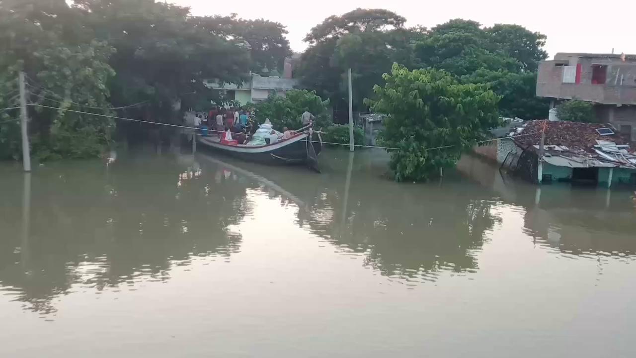 बिहार का कौन सा भाग बाढ़ प्रवण है?
उत्तरी बिहार में सारण, गोपालगंज, वैशाली, सुपौल, मधेपुरा, सहरसा, अररिया, पूर्णया, कटिहार, खगड़िया, शिवहर बाढ़ से सर्वाधिक प्रभावित है। जबकि दक्षिण बिहार में पटना और जहानाबाद बाढ़ से अधिक प्रभावित है।