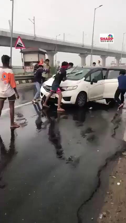 मेरठ में कांवड़ियों द्वारा कार तोड़ने का Live Video -