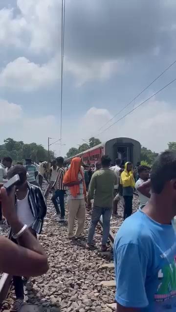 कल सोमवार को बिहार से नई दिल्ली जाने वाली बिहार संपक्रांति रेल समस्तीपुर जिला के अकबरपुर नगर स्टेशन के पास दो हिस्सों में बंट गई। इसके कारण लोगो में अफरा तफरी का माहौल हो गया, घंटो बाद अधिकारी पहुंचे तब जाकर रेल को जोड़ा गया।...#BreakingNews :