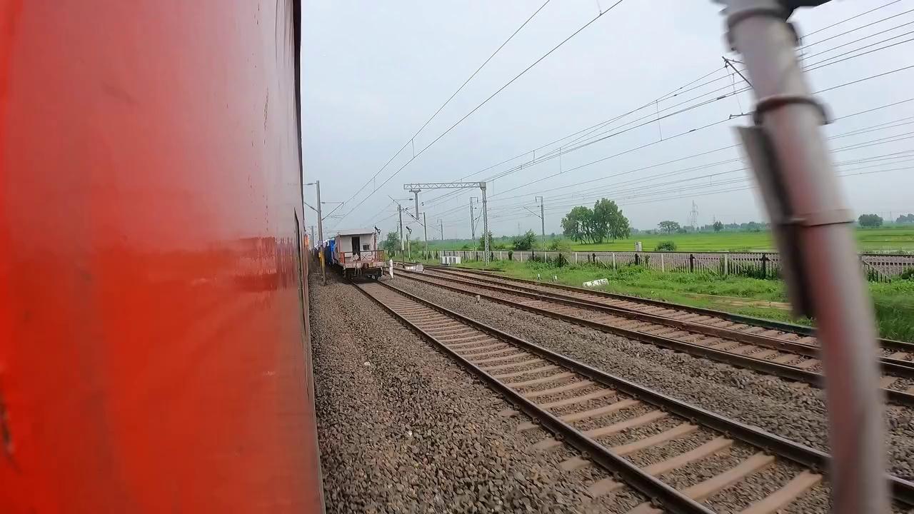 Diesel Loco Wdp4d Leads Bangalore Express Moved Towards Nanded Station : Indian Railways