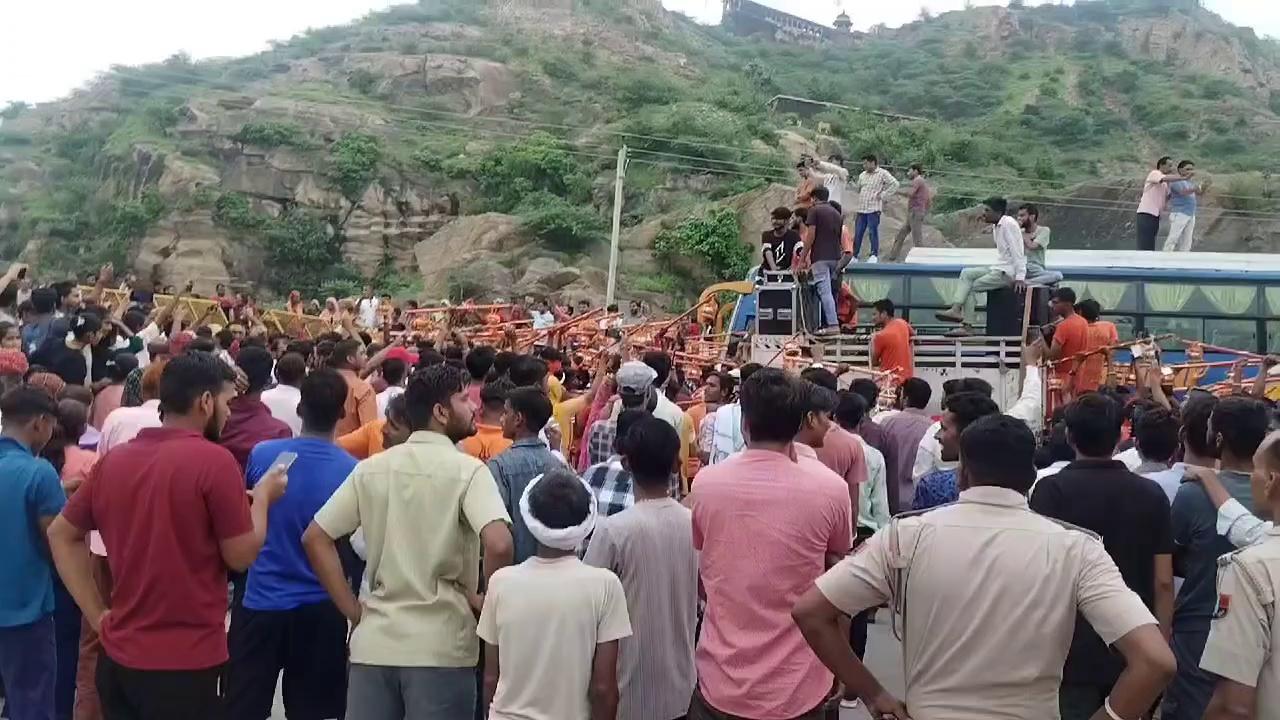 मालपुरा कावड़िया टोडारायसिंह में धरना प्रदर्शन करते हुए