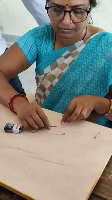 #ElectricCircuits
#scienceactivity
#विद्युत #परिपथ
#physicsactivity
पाठ्य पुस्तक में दिए गए विषयवस्तु को जब गतिविधि के माध्यम से बताया जाता है तो क्लासरूम जीवंत हो उठता है, और सभी बच्चों की सहभागिता सुनिश्चित होती है तथा विषयवस्तु की अवधारणा स्पष्ट होती है।
Rita Kumari
U.H.S.Sisauni
Kishanpur,Supaul