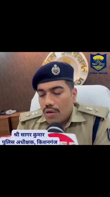 किशनगंज जिलांतर्गत ठाकुरगंज थानाक्षेत्र में पुलिस की सक्रियता से स्मैक/ब्राउन शुगर की तस्करी को किया गया विफल, 95 ग्राम स्मैक/ब्राउन शुगर, 02 वाहन, 04 मोबाईल, 1,62,000 भारतीय रूपया, सोना तथा चाँदी के आभूषण को जप्त करते हुए 01 तस्कर को किया गया गिरफ्तार। प्रेस वार्ता कर जानकारी देते पुलिस अधीक्षक, किशनगंज।