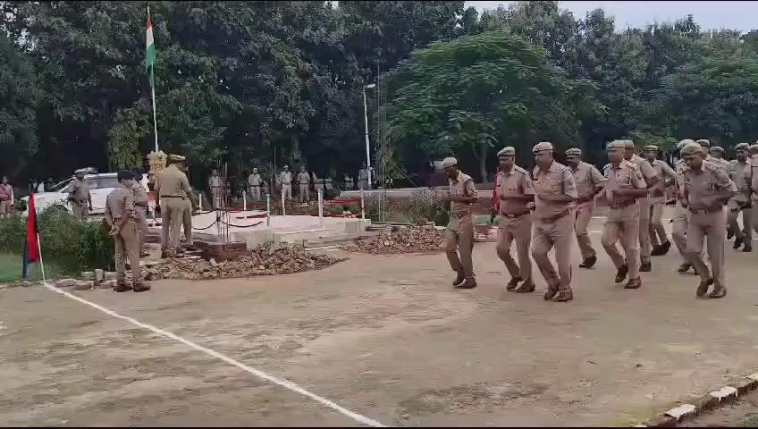 रिजर्व पुलिस लाइन संत कबीर नगर पुलिस अधीक्षक संत कबीर नगर के निर्देशन में साप्ताहिक शुक्रवार को परेड किया गया