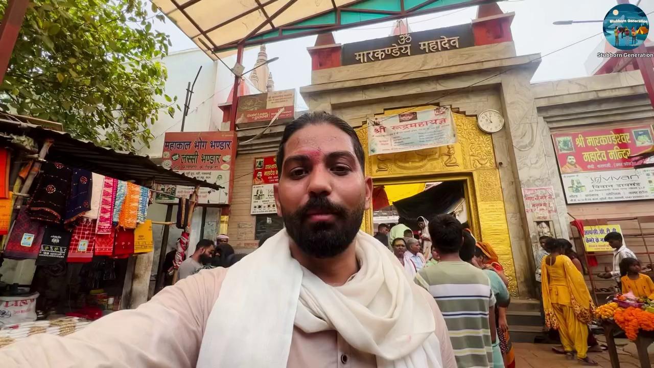 मार्कंडेय महादेव मंदिर Markande Mahadev Temple
वाराणसी से करीब 30 किमी दूर गंगा-गोमती के संगम तट पर स्थित मार्कंडेय महादेव मंदिर में महाशिवरात्री के अवसर पर भक्तों का तांता लगा हुआ है। यह मंदिर वाराणसी गाजीपुर राजमार्ग पर कैथी गांव के पास है। आगे की स्लाइड्स में जानें मंदिर का महात्म्य..महाशिवरात्री के अवसर पर यहां पूर्वांचल के विभिन्न जिलों से लाखों भक्त जलाभिषेक करने के लिए आते हैं। ‌‌शिवरात्री के अवसर पर यहां काशी विश्वनाथ मंदिर से भी ज्यादा भीड़ होती है। सावन माह में भी एक माह का मेला लगता है। मार्कण्डेय महादेव मंदिर उत्तर प्रदेश के धार्मिक स्थलों में से एक है। विभिन्न प्रकार की परेशानियों से ग्रसित लोग अपनी दुःखों को दूर करने के लिए यहाँ आते हैं। मार्कण्डेय महादेव मंदिर की मान्यता है कि 'महाशिवरात्रि' और उसके दूसरे दिन श्रीराम नाम लिखा बेल पत्र अर्पित करने से पुत्र रत्न की प्राप्ति की मनोकामना पूर्ण होती है। मंदिर के बारे में और कई कहानियां प्रचलन में है।मार्कण्डेय महादेव मंदिर के बारे में एक कथा प्रचलित है। कहा जाता है कि प्रचिन काल में जब मार्कण्डेय ऋषि पैदा हुए थे तो उन्हें आयु दोष था। उनके पिता ऋषि मृकण्ड को ज्योतिषियों ने बताया कि बालक की आयु मात्र 14 वर्ष है। यह सुन माता-पिता सदमें आ गए।ज्ञानी ब्राह्मणों की सलाह पर बालक मार्कण्डेय के माता-पिता ने गंगा गोमती संगम तट पर बालू से शिव विग्रह बनाकर शिव की अर्चना करने लगे। भगवान शंकर की घोर उपासना में लीन हो गये। बालक मार्कण्डेय के जैसे ही 14 वर्ष पूरे हुए तो यमराज उन्हें लेने आ गए। बालक मार्कण्डेय भी उस वक्त भगवान शिव की अराधना में लीन थे। उनके प्राण हरने के लिए जैसे ही यमराज आगे बढ़े तभी भगवान शिव प्रकट हो गए। भगवान शिव के साक्षात प्रकट होते ही यमराज को अपने पांव वापस लेने पड़ा। उन्होंने कहा कि मेरा भक्त सदैव अमर रहेगा , मुझसे पहले उसकी पूजा की जायेगी। तभी से उस जगह पर मार्कण्डेय जी व महादेव जी की पूजा की जाने लगी और तभी से यह स्थल मार्कण्डेय महादेव मंदिर के नाम से प्रसिद्ध हो गया। तभी से शंकर भगवान की मन्दिर में ही दिवाल में मार्कण्डेय महादेव की पूजा होने लगी। लोगों का ऐसा मानना है कि महाशिवरात्रि व सावन मास में यहां राम नाम लिखा बेलपत्र व एक लोटा जल चढाने से ही सभी मनोकामनाएं पूर्ण हो जाती है । मार्कण्डेय महादेव मंदिर में त्रयोदशी (तेरस) का भी बड़ा महत्व होता है। यहां पुत्र रत्न की कामना व पति के दीर्घायु की कामना को लेकर लोग आते है। यहां महामृत्युंजय, शिवपुराण , रुद्राभिषेक, व सत्यनारायण भगवान की कथा का भी भक्त अनुश्रवण करते हैं। महाशिवरात्रि पर दो दिनो तक अनवरत जलाभिषेक करने की परम्परा है।यहां दुसरे दिन ग्रामीण घरेलू सामानों की खरीदारी भी करते हैं। यहां मेले में भेड़ों की लड़ाई आकर्षक होती है। महाशिवरात्रि की पूर्व संध्या गाजीपुर , मऊ , बलिया , गोरखपुर , देवरिया , आजमगढ ,समेत कई अन्य जनपदों के लोगों का जमघट देर शाम तक लग गया है। लगातार दो दिनों तक अनवरत जलाभिषेक होता रहेगा। markandey mahadev ki kahanimarkandey mahadev mandirmarkandey mahadev kaithi varanasimarkandey mahadev statusmarkandey mahadev songmarkandey mahadev ki kathamarkandey mahadev infotech gayamarkandey mahadev infotech pvt Itd gayamarkandey mahadev kathamarkandey mahadev storyVaranasi to Markandey Mahadev Temple distanceMarkandey Mahadev Temple Varanasi wikipediaMarkandey Mahadev distanceMarkandey Mahadev mandir VaranasiMarkandey Mahadev Temple timingsMarkandey Mahadev Temple Kaithi