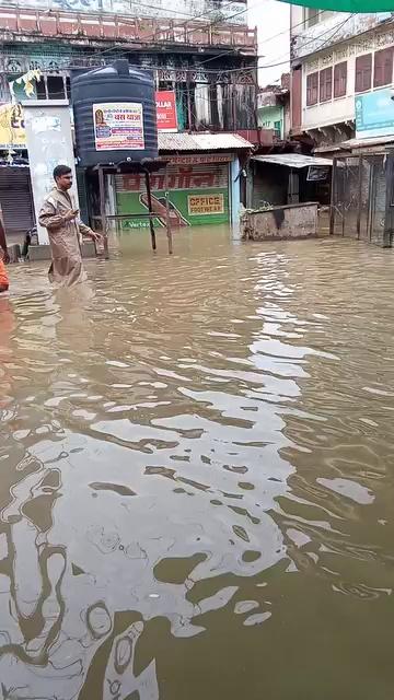 हिंडौन सिटी में आज सुबह से बारिश तेज होने के कारण हालात खराब हो गए हैं।