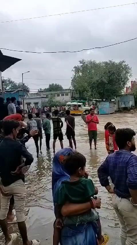 श्योपुर
अभी भी नहीं हुए बड़ौदा के हालात सामान्य बिन बारिश भी उफन रहे नाले प्रशासन ने पुल पुलियाओं पर तैनात किए पुलिस जवान आवाजाही बंद