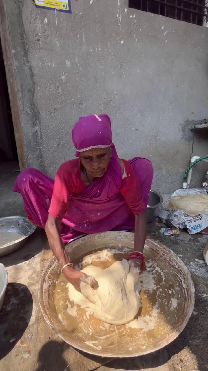 80 yrs old Grandma Making Matka Roti in Nagpur | राण्या रोटी of Nagpur