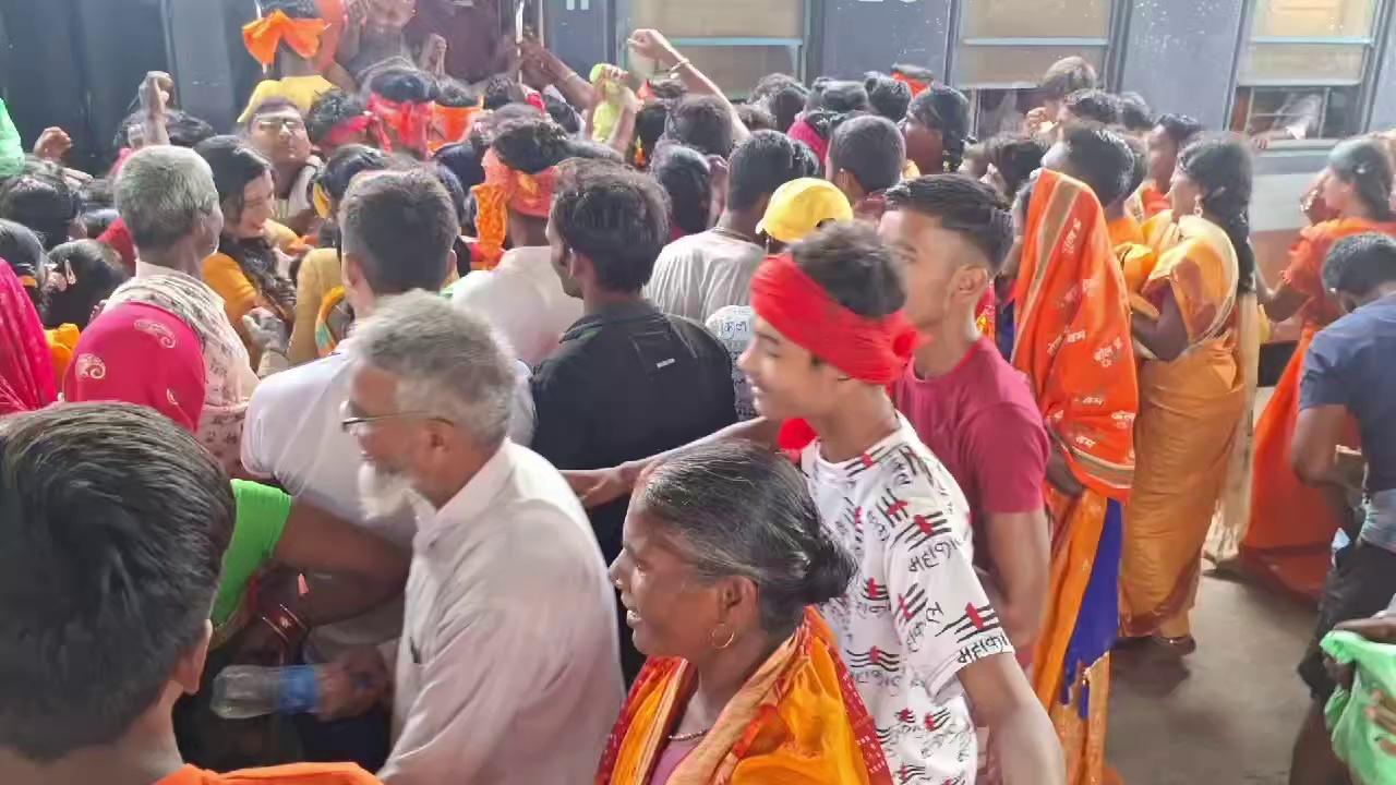 सिमरी बख्तियारपुर का प्रसिद्ध ऐतिहासिक बाबा मटेश्वर धाम में तीसरे सोमवारी को बाबा का जलाभिषेक एवं पूजा-अर्चना करने ट्रेन से मुंगेर छर्रा पट्टी गंगा तट पर जल लाने जातें श्रद्धालु। वे सभी पांव पैदल 90 किलोमीटर चलकर कर सोमवार को बाबा मटेश्वर का जलाभिषेक करेंगे....