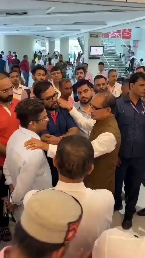 Union Minister #ShivrajSinghChouhan met the bereaved family of former State President of BJP #MadhyaPradesh, Prabhat Jha at Medanta the Medicity in Gurugram, Haryana and expressed his condolences. Prabhat Jha passed away today.
