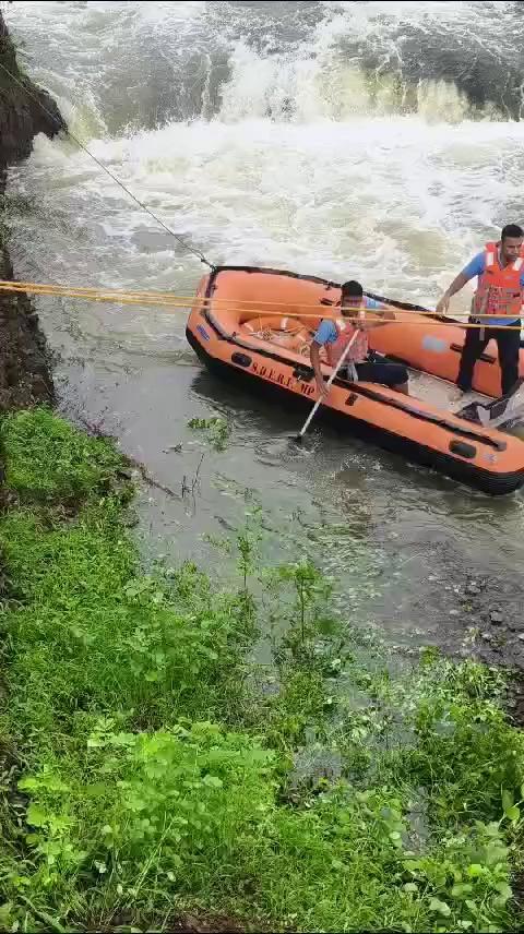 मंदसौर एसडीएफ की टीम ने सीतामऊ के परली तालाब मे पानी के बहाव मे फसे चंदर सिंह नामक युवक को सुरक्षित निकला
Mandsaur Art India News - मन्दसौर आर्ट इंडिया न्यूज