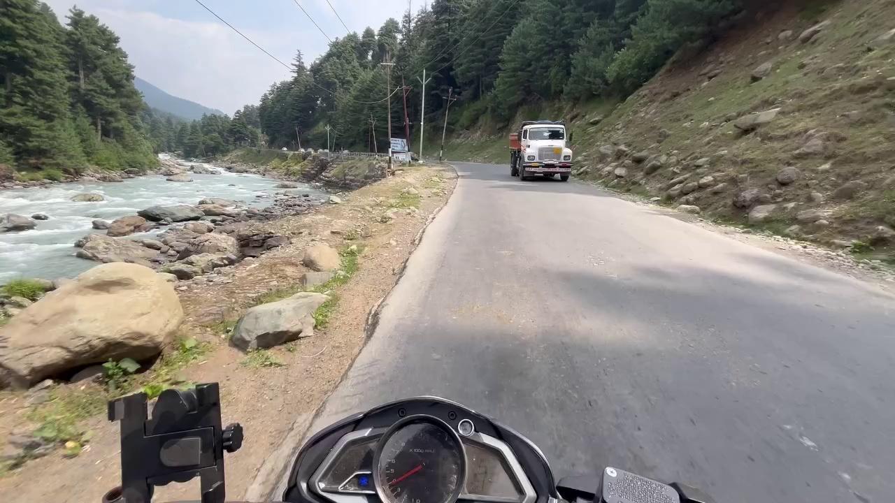 Baisaran pounchte he police nai rok liya | Plan change | Tarsar Marsar Trek | Ep 1 | Jibran jeelani _______________________________ We started our journey with plans to reach Tulian Lake, but upon arriving in Pahalgam, we encountered heavy security checks. After being stopped by the police on our way to Baisaran due to security concerns, we decided to change our plans. Join us as we pivot towards the stunning Tarsar Lake, beginning our trek from Aru Valley to Lidderwath, where we set up camp for the night. The unexpected challenges make the adventure even more memorable. Stay tuned for the next part of our journey!Join me as I explore the great outdoors, share the highs and lows of trekking, and bring you along on my adventurous journeys. Subscribe for more videos Thanks for watching Love from Jibran jeelani _______________________________