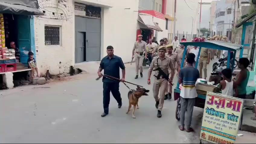 कन्नौज ब्रेकिंग - नवरात्रि को लेकर इत्र नगरी में पुलिस मुस्तैद। एसपी अमित कुमार आनंद खुद सड़क पर उतर चेक कर रहे मुस्तैदी। फोर्स के साथ एसपी ने नगर के मुख्य बाजारों, मंदिरों आदि का किया पैदल गश्त। मंदिरों के आसपास तैनात फोर्स को सतर्कता बरतते हुये ड्यूटी करने के दिये निर्देश। आमजन से बात कर एसपी ने कराया सुरक्षा का एहसास।