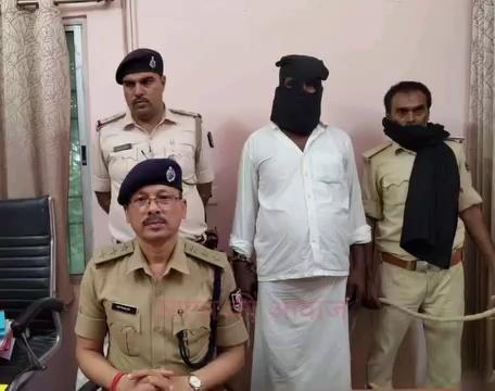 वैशाली पुलिस ने रुस्तमपुर थाना क्षेत्र राघोपुर दियारा के कुख्यात 8 वर्षों से फरार चल रहे अपराधी को किया गिरफ्तार