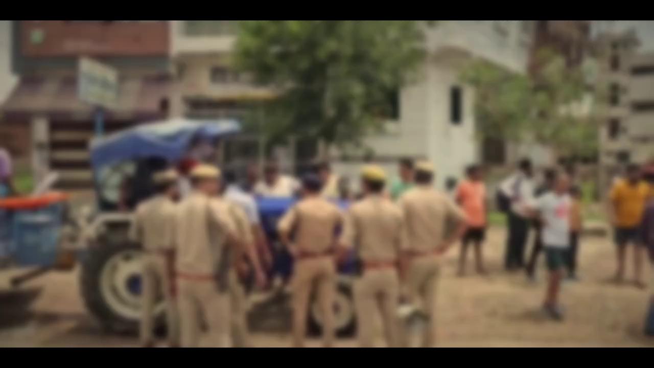 यूपी: सावन माह में कांवड़ यात्रा चल रही है। इस बीच उत्तर प्रदेश के हापुड़ जिले में कांवड़ यात्रा के दौरान हापुड़ में एक मदरसे के बाहर खड़े मुस्लिम युवकों के कांवड़ियों के जत्थे पर थूकने की खबर सामने आई है। इसके विरोध आक्रोशित कांवड़ियों ने सड़क पर जमकर हंगामा किया। मामले की जानकारी मिलने पर हिंदू संगठन के लोग भी मौके पर पहुंचे। एसपी ज्ञानंजय सिंह समेत पुलिस बल मौके पर पहुंच कर कड़ी कार्यवाही के आश्वासन के बाद हालात पर काबू पाया।