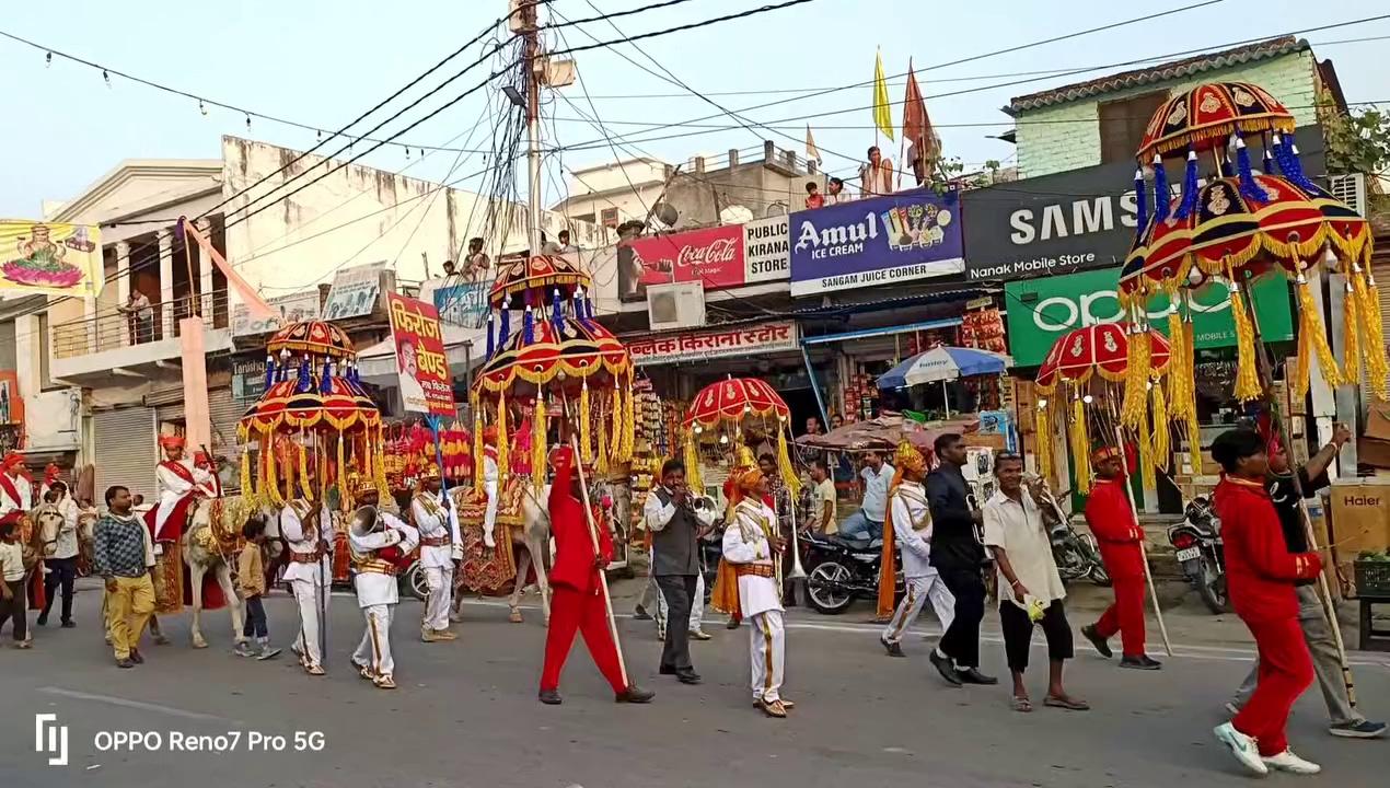 ~सत्य का पुजारी न्यूज.....
#बाजपुर_में_महाराजा_अग्रसैन_जयंती_पर_निकली_भव्य_शोभाय़ात्रा
बाजपुर 4 अक्टूबर- महाराजा अग्रसैन ट्रस्ट बाजपुर के तत्वाधान में महाराजा अग्रसैन जयंती महोत्सव धूमधाम से मनाया गया। इस दौरान नगर में निकली भव्य शोभायात्रा में सम्मिलित झांकियों ने दर्शकों का मनमोह लिया। श्री रामभवन धर्मशाला में आयोजित नृत्य प्रतियोगिता में बच्चों ने बेहतरीन प्रस्तुतियां देकर खूब तालियां बटोरी। इस मौके पर निरंजन दास गोयल, सत्यवान गर्ग, सत्य भूषण सिंगला, सुशील सिंगला, रवि गोयल, सुखविन्दर गर्ग, सतीश गोयल, संजय मित्तल, नरेन्द्र गोयल, राजेश गर्ग, तरसेम गर्ग, सचिन सिंघल, अजय बंसल, रूपेश जिन्दल, प्रदीप कंसल, अंशुल गर्ग, संजय जिंदल, राहुल सिंघल, सिध्दार्थ अग्रवाल, दीपक गर्ग, अंकुर गोयल, अनिल गोयल, पवन गोयल, संजय गोयल, मनोज गोयल आदि थे।