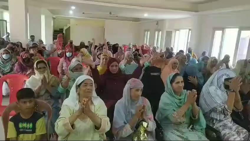 The meeting of Srinagar District and Block Mahila Congress was concluded in the presence of Supervisor Noori Khan ji, Observer District Srinagar Nash Nusrat Ali and D.P Srinagar Nargis at Congress Bhawan Srinagar. During this, National Observer of Kashmir Mahila Congress Noori Khan ji conveyed the message of National President of All India Mahila Congress Madam Alka Lamba ji to the workers. Those present in the meeting are General secretary mahila Congress J&K Madam Shaista Zehra and District President Shopian Madam Shabnum Jan.