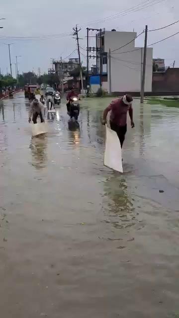 सावन का महीना रोड़ों पर जल भर बहुत है और दंडवत परिक्रमा लगाने वाले श्रद्धालुओं को इस तरह पानी में दंडवत व परिक्रमा लगानी पड़ रही है इस वीडियो को ज्यादा शेयर करें यहां जो पानी भरा हुआ है उसका जल्दी से जल्दी समाधान हो आने वाले श्रद्धालुओं को गंदे पानी में होकर निकलना पड़ रहा है
जय गिरिराज जी की