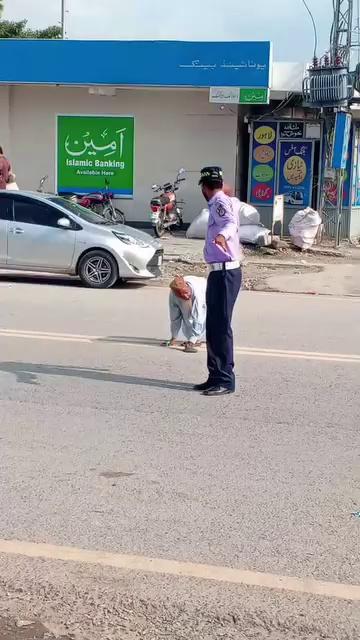 Mashallaha bohat hi payar sene Allaha pak es police waly bhai ko hamesha salamat rekhy ameen.....Haripur police zindabad.....