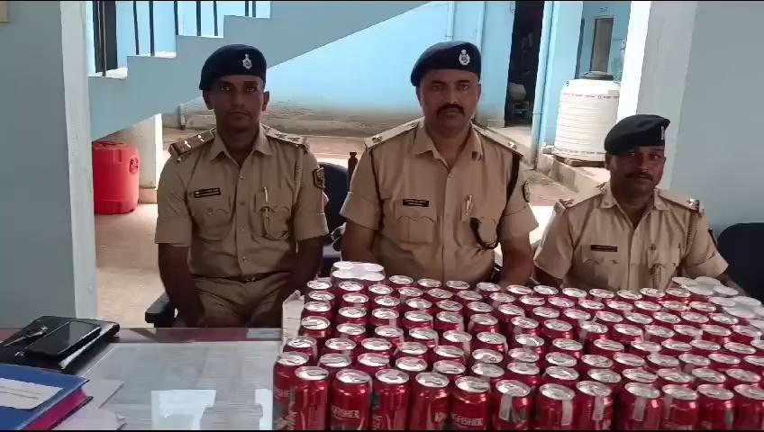 Warisaliganj पुलिस ने 67 लीटर बियर किया जब्त, प्राथमिकी
वारिसलीगंज पुलिस ने गुप्त सूचना पर बुधवार की रात थाना क्षेत्र के मंजौर गांव स्थित एक ईंट भठ्ठा के पास झाडी़ में छुपाकर बिक्री के लिए रखा गया 67 लीटर केन बियर जब्त किया है। जबकि पुलिस छापेमारी की भनक लगते ही शराब तस्कर फरार हो गया। वारिसलीगंज थानाध्यक्ष ने बताया कि बुधवार की रात गुप्त सूचना मिली की मंजौर गांव के ईट भठ्ठा के पास विदेशी शराब बिक्री के लिए छुपाकर रखा गया है। सूचना की जानकारी वरीय पदाधिकारी को देते हुए एक विशेष टीम का गठन कर बताये गए उक्त स्थान पर छापेमारी की गई। जहां तीन कार्टून और एक बोरा में रखा 500 एम एल का 134 केन में रहे 67 लीटर बियर बरामद किया गया। बताया कि पुलिस को देखकर शराब धंधेबाज अंधेरा का फायदा उठाकर भाग निकला। मामले में शराब तस्करो को चिन्हित कर नामजद प्राथमिकी दर्ज कर एक व्यक्ति को आरोपी बनाया गया है। Nawada Police